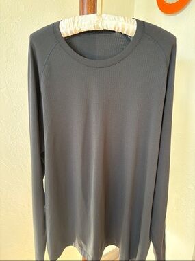 Men’s Lululemon long sleeve performance t shirt.